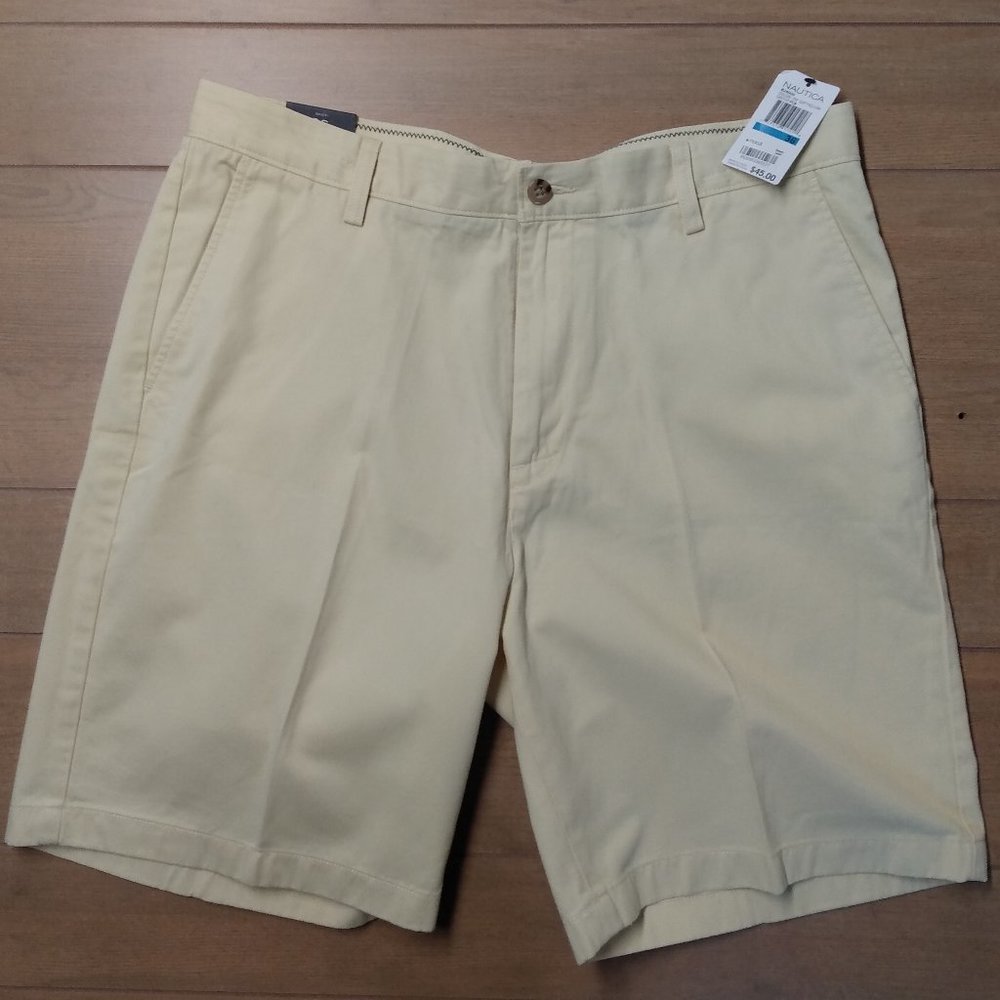 Nautica men' flat front casual shorts. Light yellow NWT 100% cotton